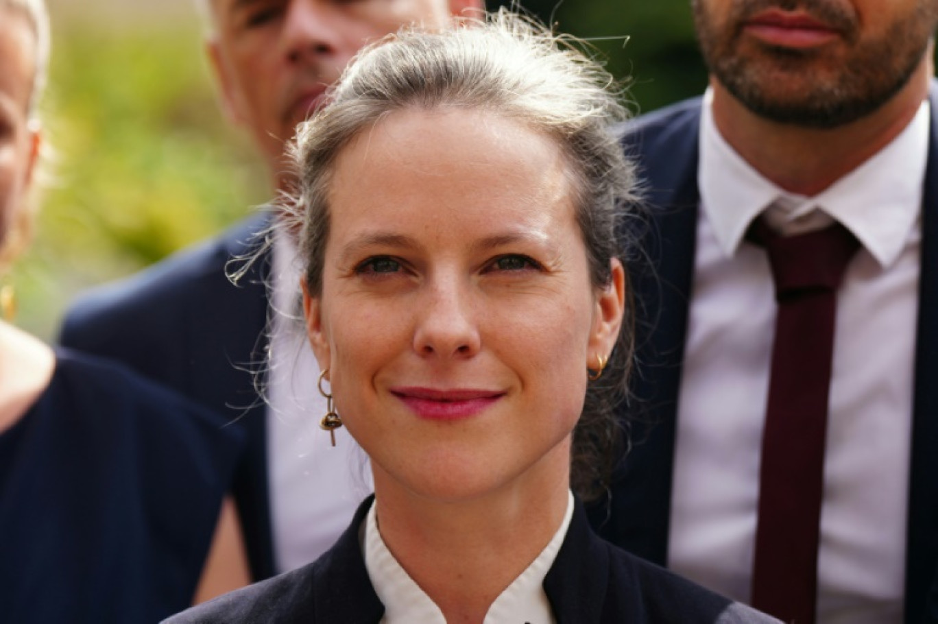 Julie Castets, candidate du NFP au poste de Premier ministre, quitte l'Elysée après une rencontre avec le président Emmanuel Macron, le 26 août 2024 à Paris © Dimitar DILKOFF