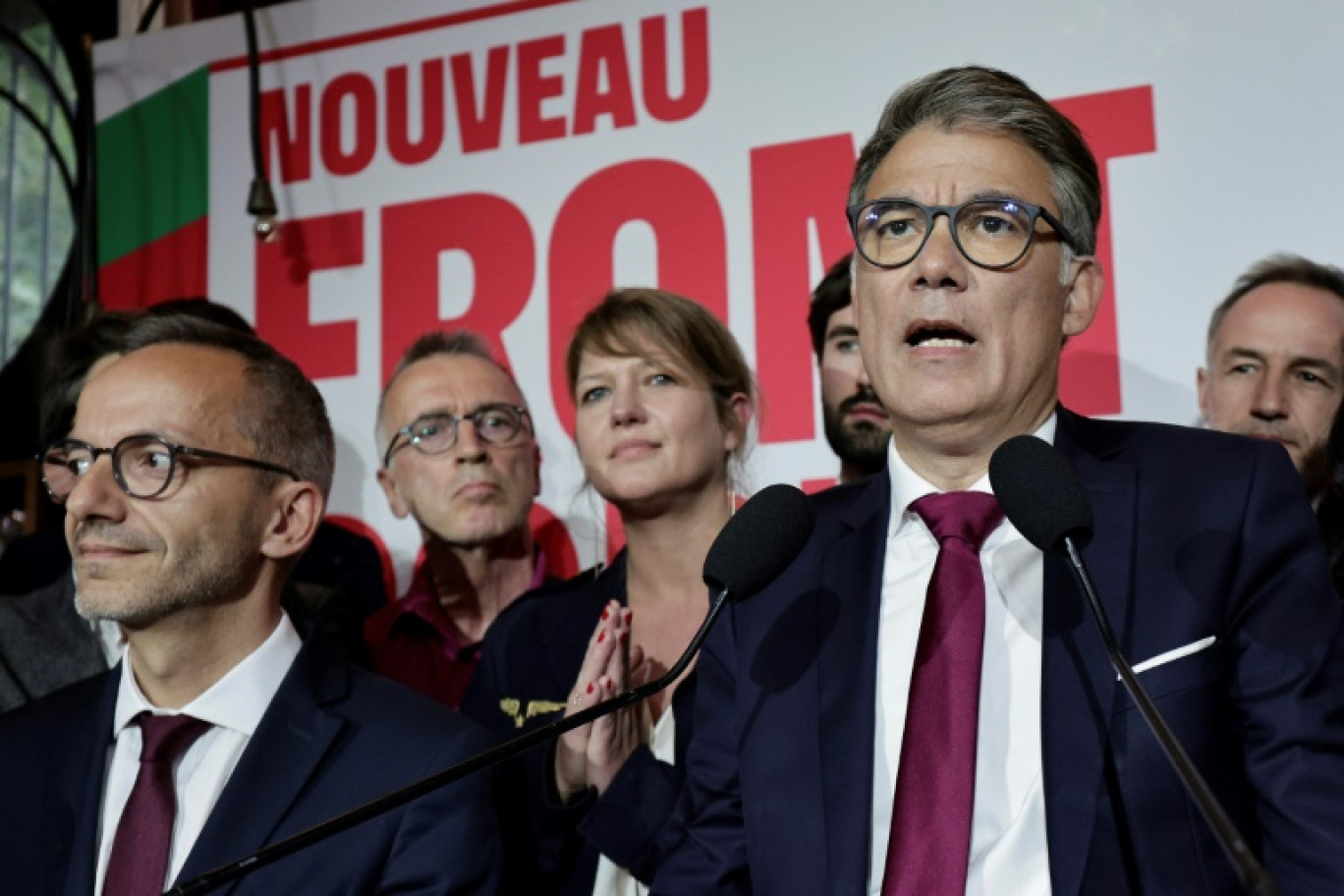 Le Premier secrétaire du Parti socialiste Olivier Faure (d) lors de la soirée électorale du second tour des législatives à Paris, le 7 juillet 2024 © STEPHANE DE SAKUTIN