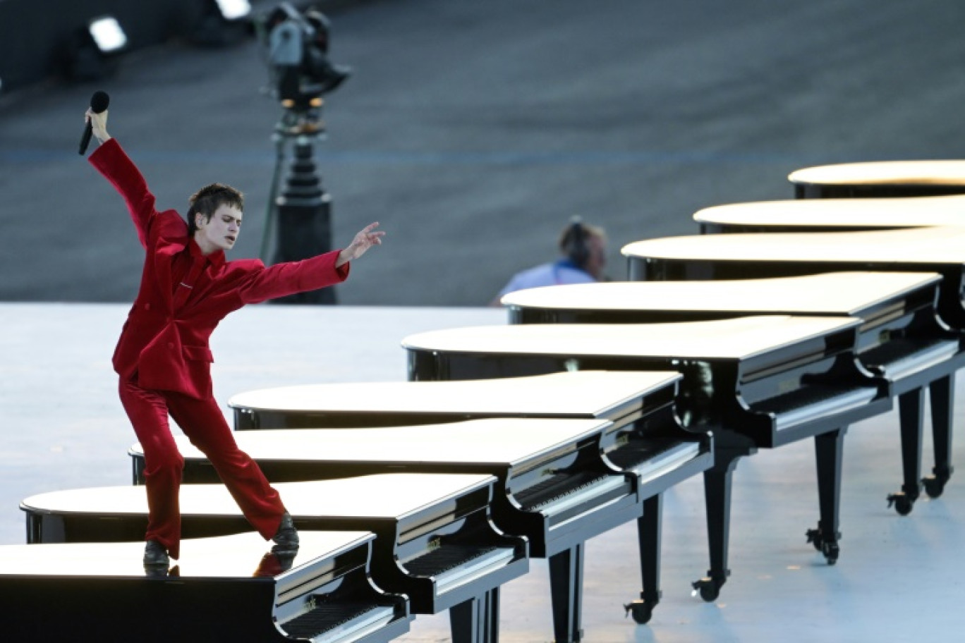 L'artiste Christine and The Queens lors de la cérémonie d'ouverture des Jeux paralympiques de Paris-2024, place de la Concorde à Paris, le 28 août 2024 © Bertrand GUAY