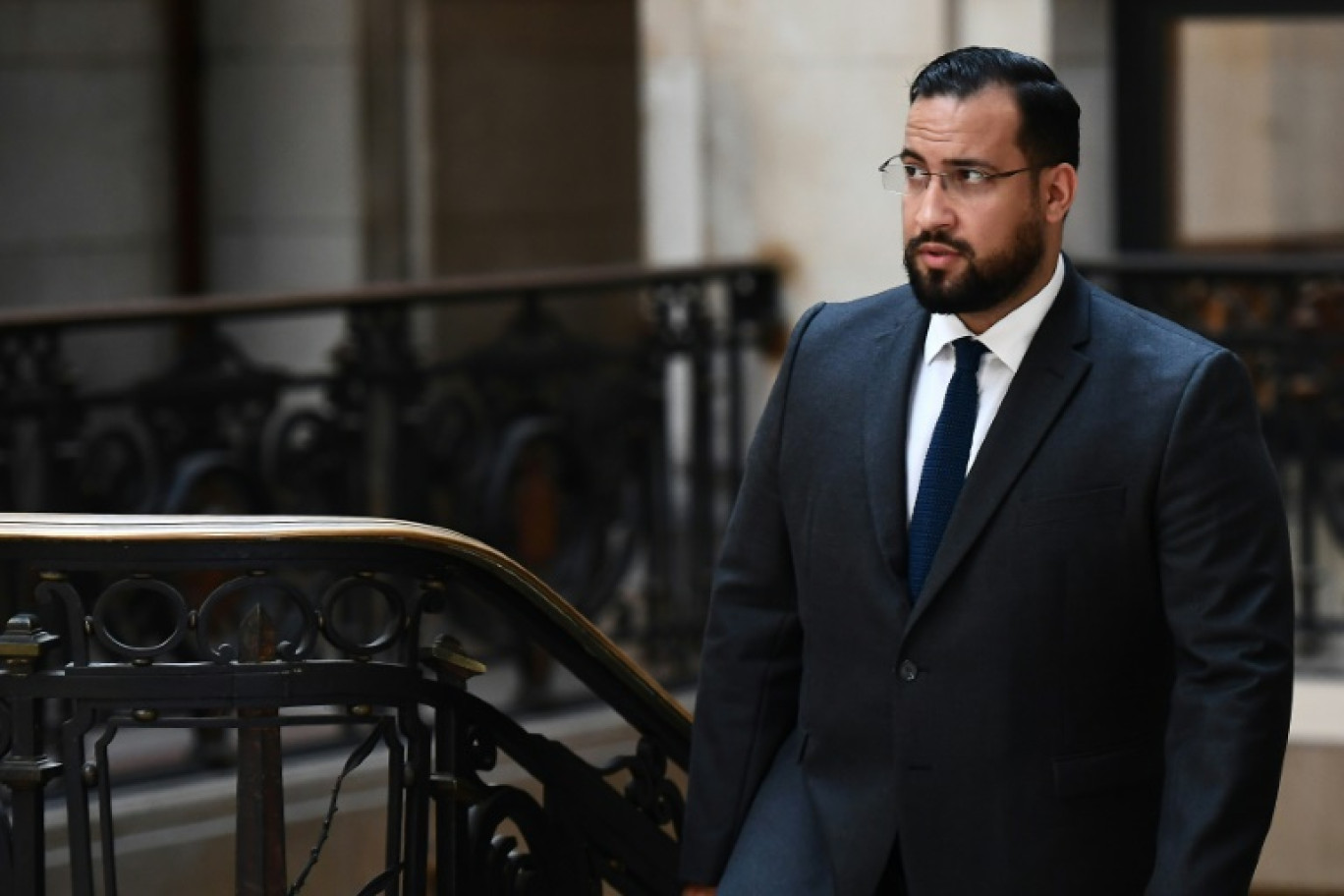 L'ancien garde du corps du président Emmanuel Macron, Alexandre Benalla, arrive au Palais de justice de Paris, le 9 juin 2023 © Christophe ARCHAMBAULT