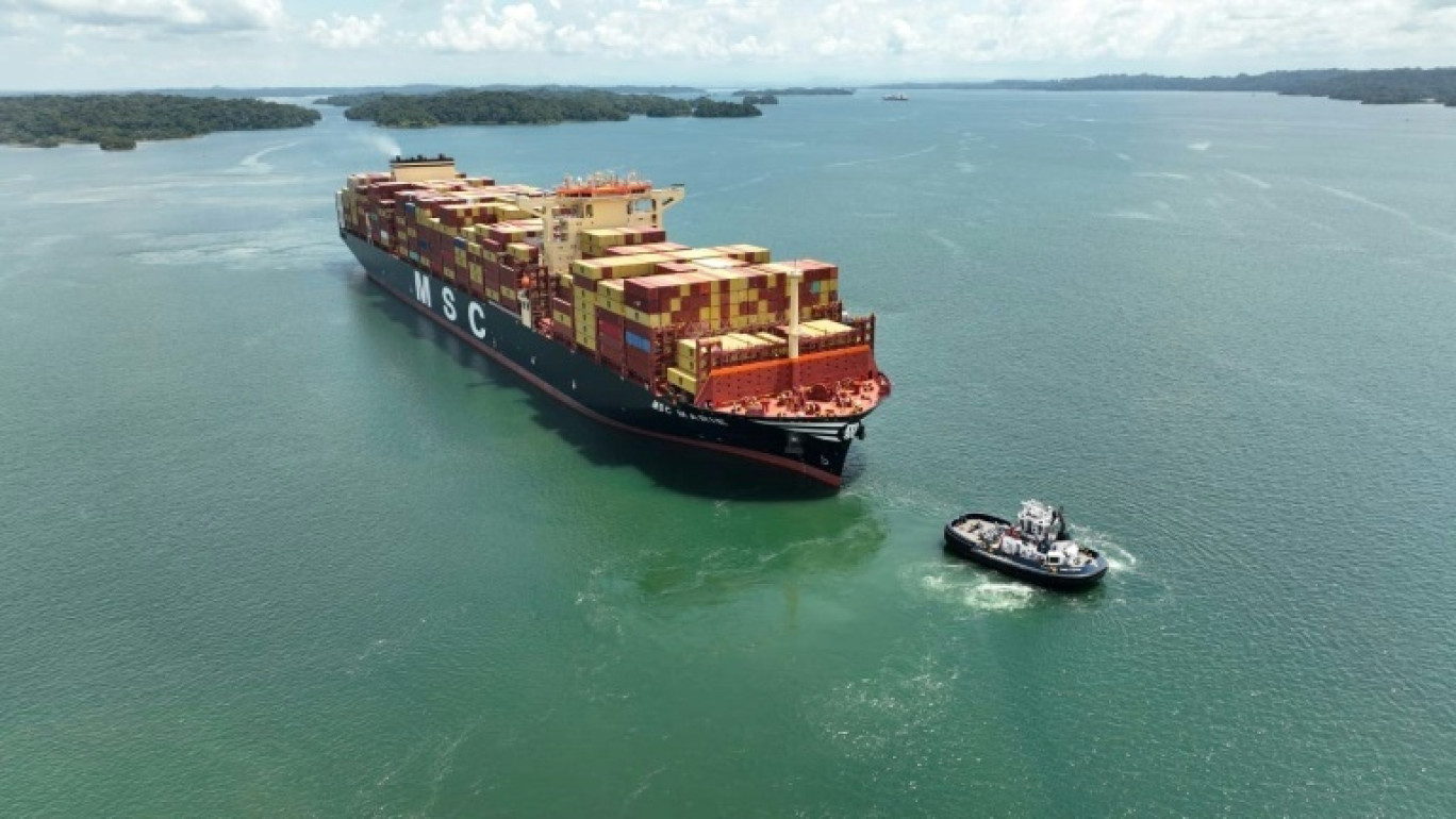 Cette photo diffusée par l'Autorité du canal de Panama le 30 août 2024 montre le porte-conteneurs MSC Marie transitant dans le canal © Handout