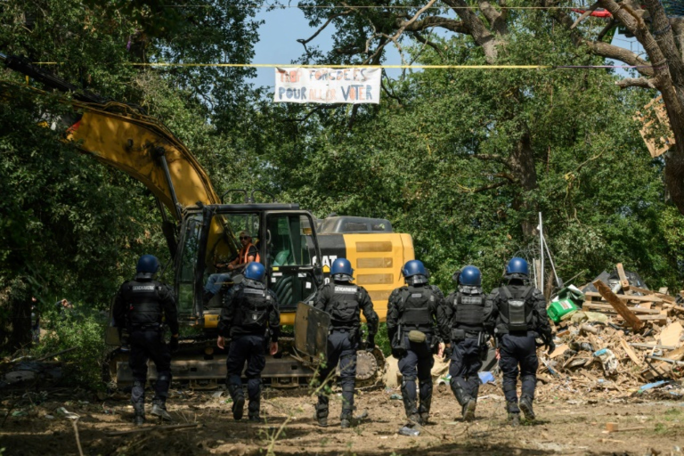 Des gendarmes évacuent un campement d'activistes opposés à la construction de l'autoroute A69 à Saix, le 30 août 2024 dans le Tarn © Ed JONES