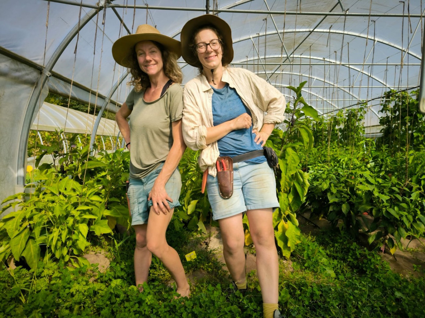 «La production de légumes demande beaucoup d’exigence», estiment Méghann et Tamara Christen, à la tête de la ferme maraichère bio Aux sœurs des champs. © Aux sœurs des champs.