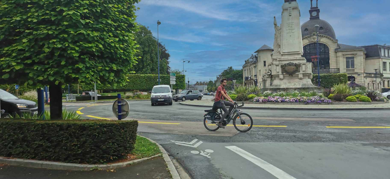 Une bande cyclable expérimentale installée au Rond-point de la République. (c) Ville de Soissons