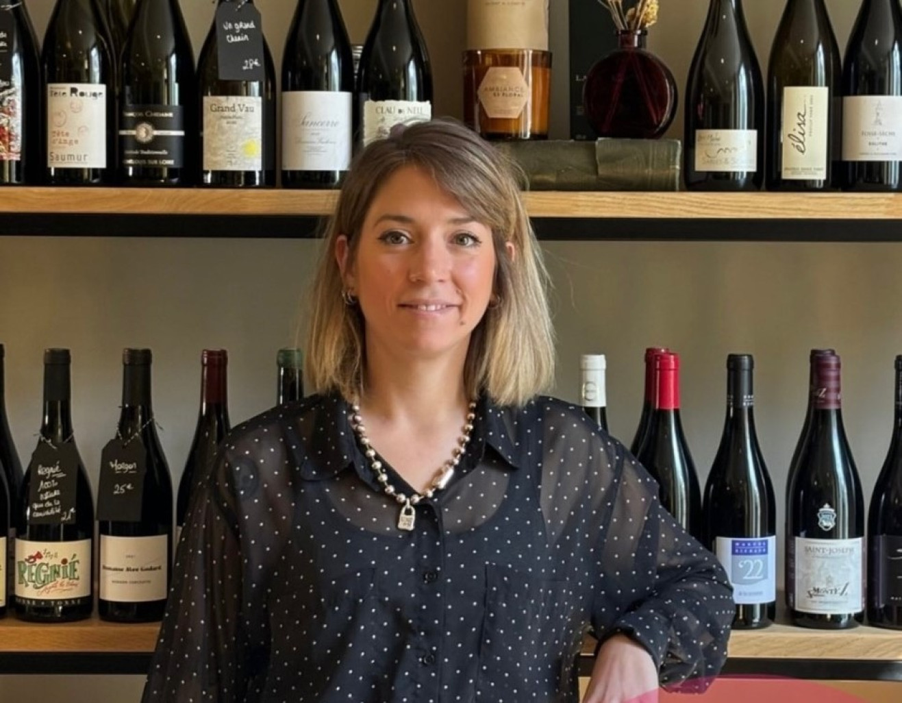 «Les verres au vin changent tous les jours. Ce que j’aime par-dessus tout, c’est faire découvrir des vins inconnus aux clients», explique Julie Billot, la propriétaire des lieux. (c) Initiative Metz.