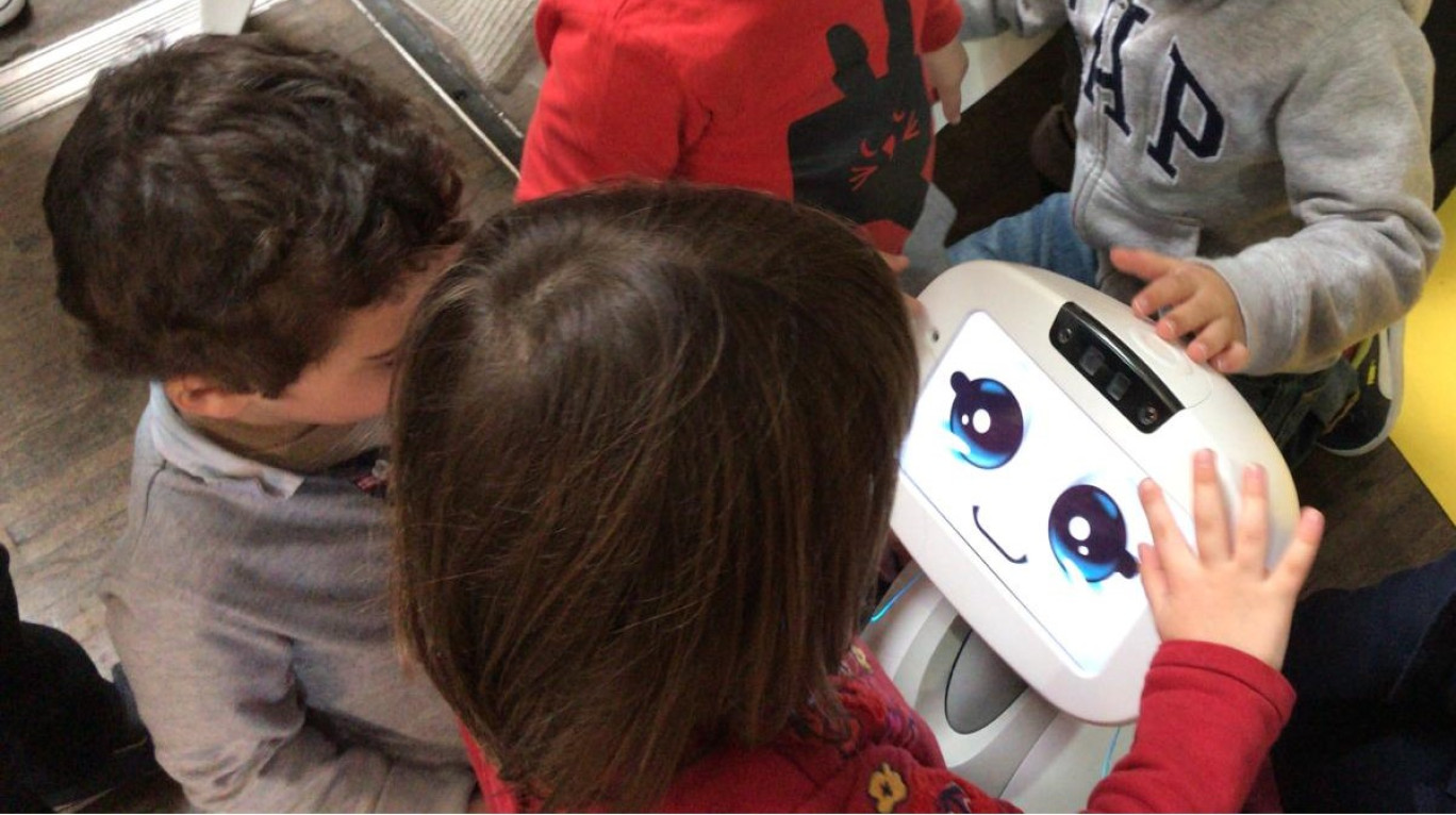 Buddy, un robot blanc de 56 centimètres qui se déplace sur deux roues, a rejoint les bancs de l’école, surtout en primaire mais aussi au collège et au-delà. (@Blue Frog Robotics)