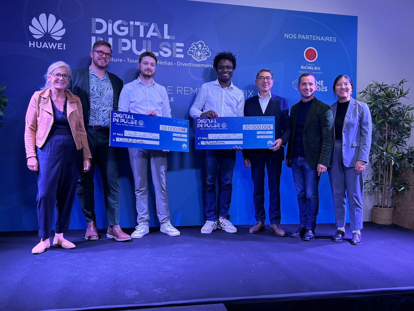 Sept entrepreneurs ont pitché devant le jury du concours Huawei Digital InPulse, les 2 lauréats ont reçu un chèque et vont partir en Chine pour les affaires. © L.Péron