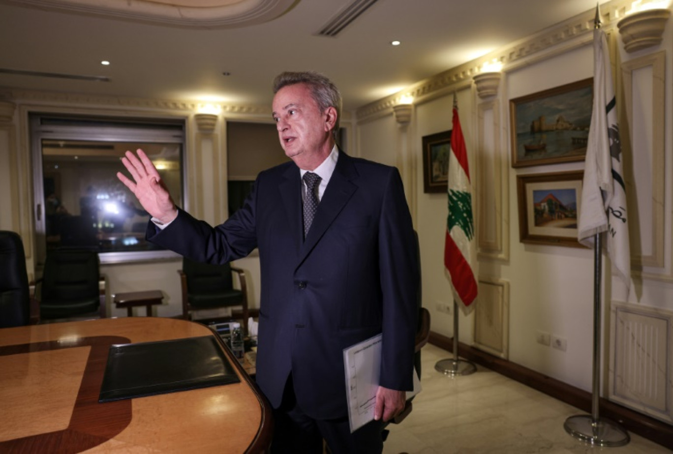 Photo d'archive de l'ex-gouverneur de la Banque centrale du Liban, Riad Salamé, qui pose lors d'un entretien avec l'AFP à Beyrouth, le 20 décembre 2021 © JOSEPH EID