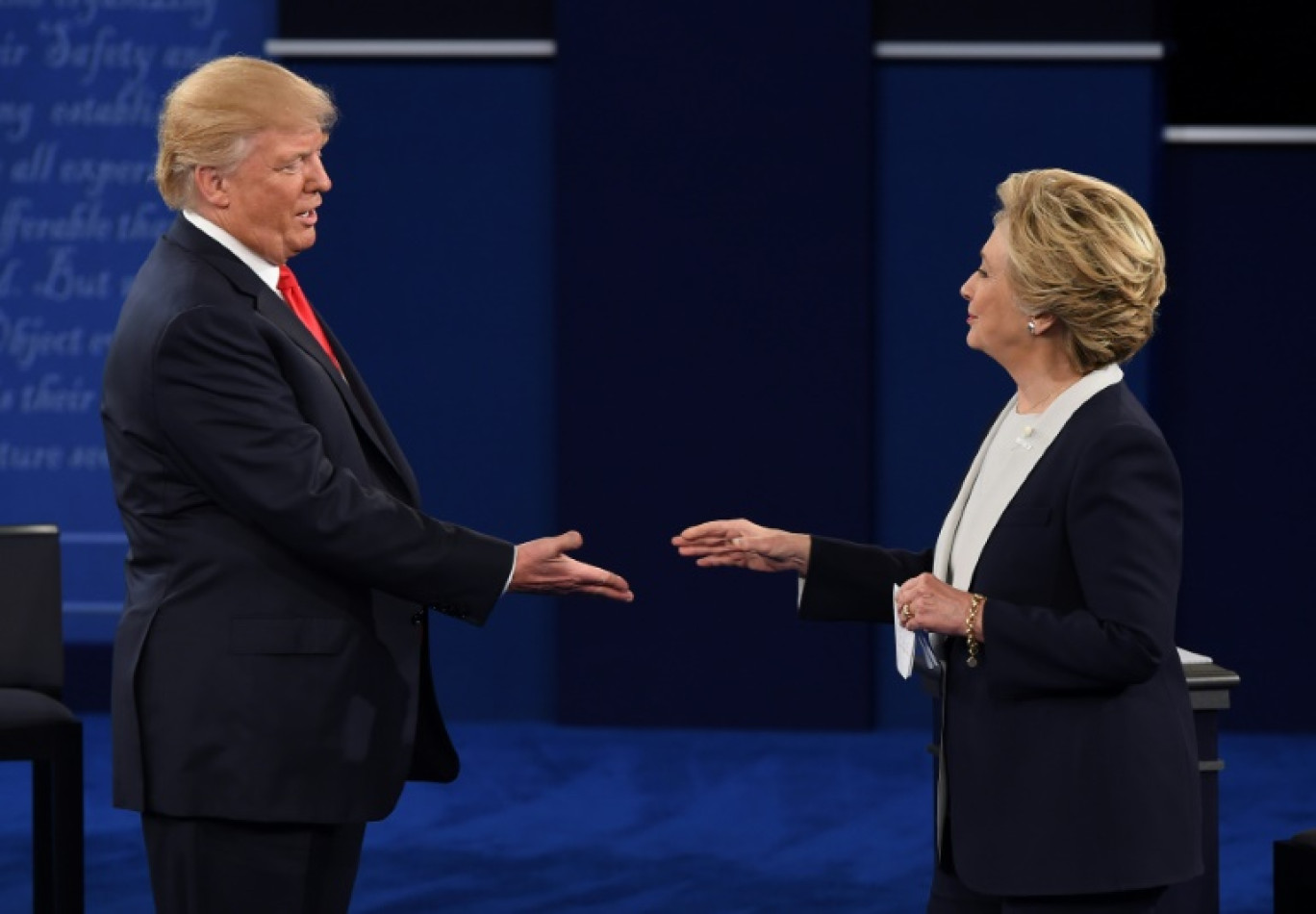 La candidate démocrate Hillary Clinton et le candidat républicain Donald Trump, lors du deuxième débat de l'élection présidentielle, le 9 octobre 2016 à Saint-Louis, dans le Missouri © Robyn Beck