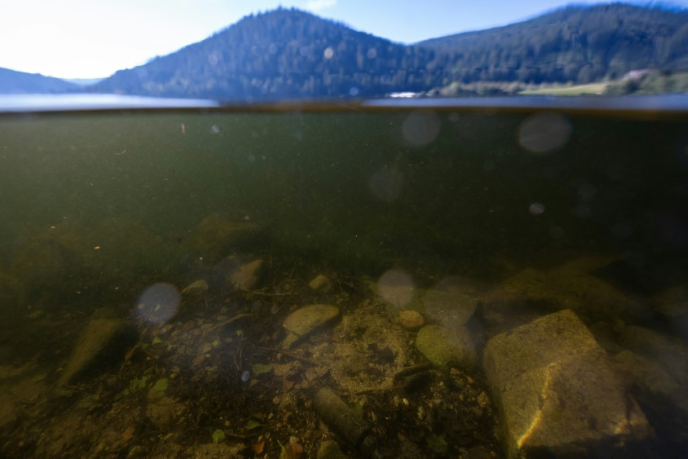 Un cylindre en fer au fond du lac de Gérardmer, le 20 septembre 2024 dans l'est de la France © Olivier MORIN