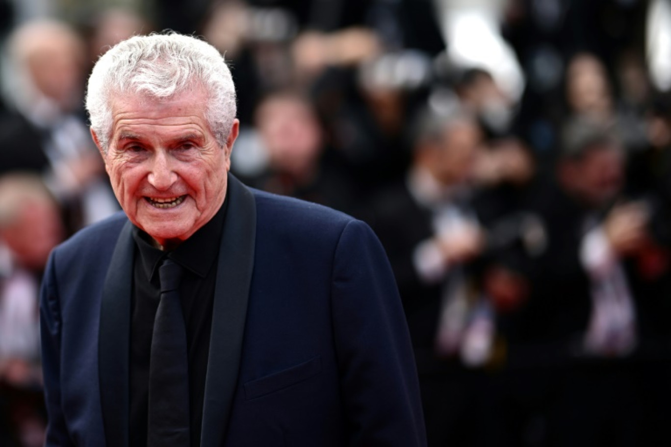 Le réalisateur français Claude Lelouch (à droite) et sa compagne, l'écrivaine Valérie Perrin, arrivent à l'Élysée à Paris, le 8 juin 2024 © Ludovic MARIN