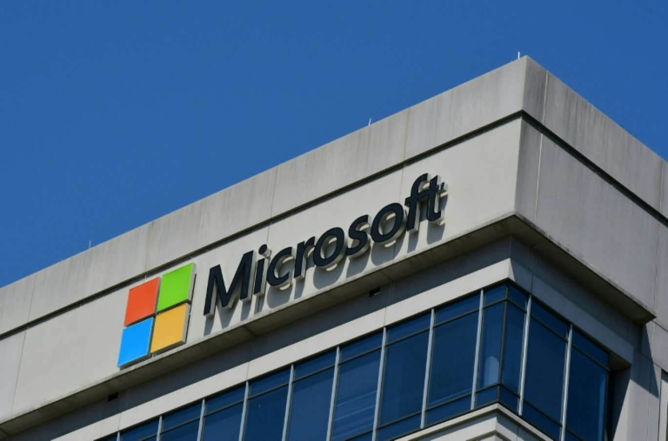 Le logo de Microsoft sur un bâtiment de Chevy Chase, près de Washington, le 19 mai 2021 © Eva HAMBACH