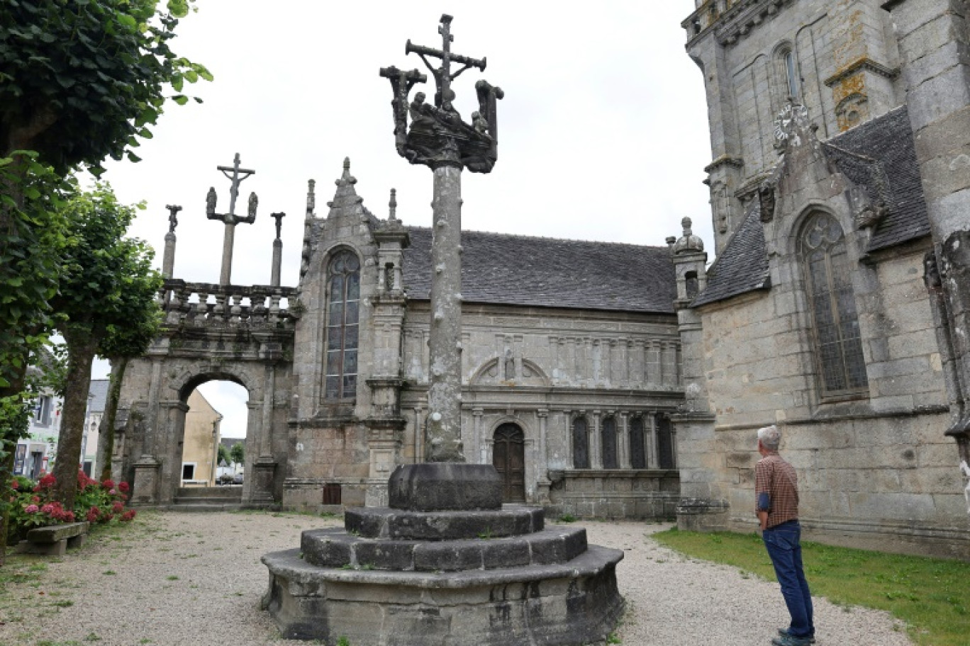 L'enclos paroissial de Lampaul-Guimiliau, dans le Finistère, le 26 août 2024 © Fred TANNEAU