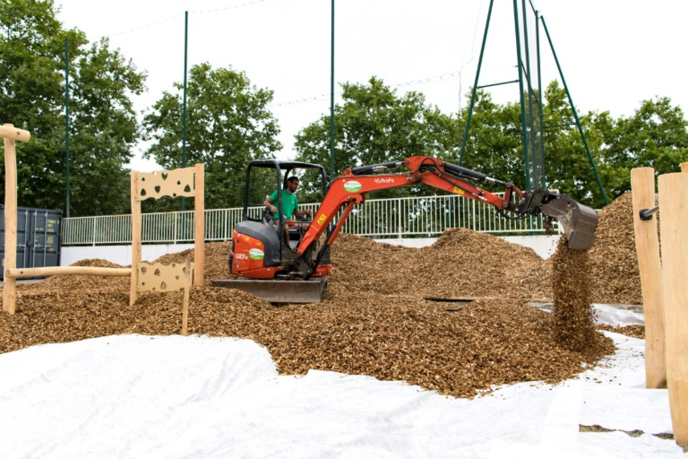 Travaux de végétalisation dans une cour d'école de Toulouse, le 23 août 2024 © Matthieu RONDEL