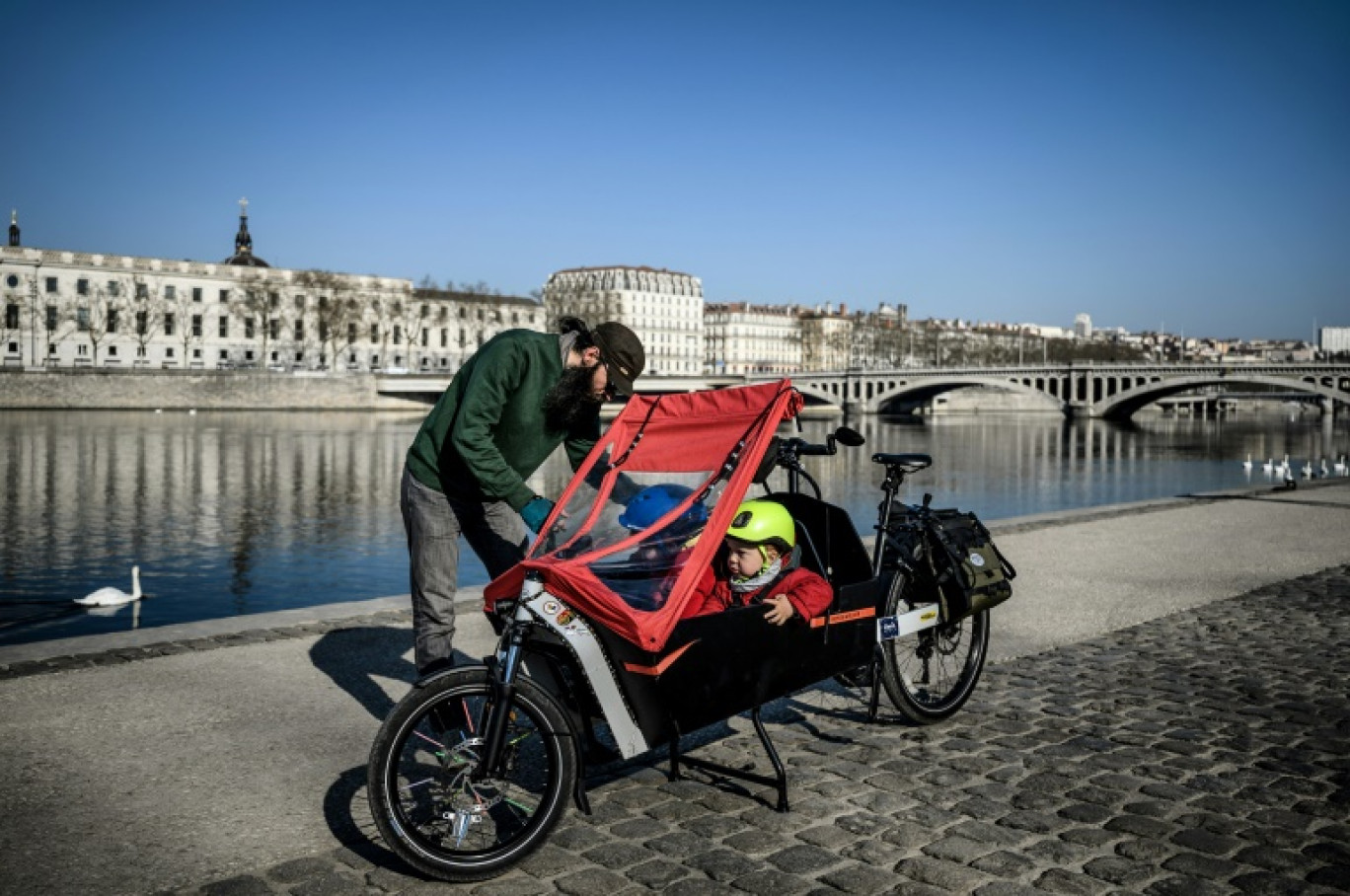 Aller à l'école à vélo, avec des modèles de vélos électriques plus grands, ici à Lyon, le 23 mars 2022 © JEFF PACHOUD