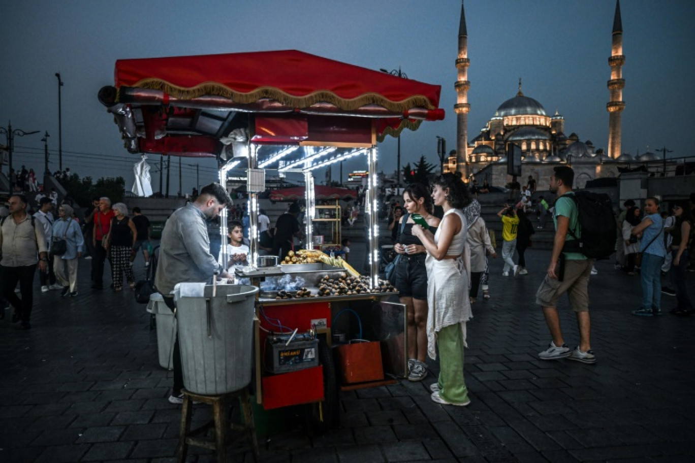 Un vendeur ambulant vend du maïs dans le quartier d'Eminonu à Istanbul, le 29 août 2024 © Ozan KOSE