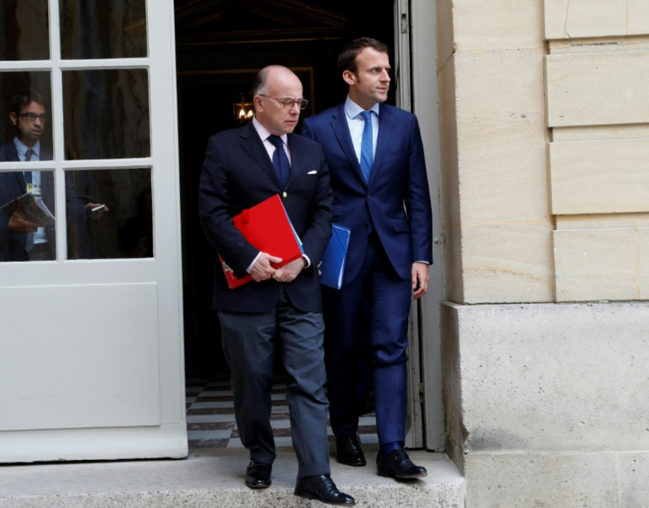 Bernard Cazeneuve, alors ministre de l'Intérieur, en compagnie d'Emmanuel Macron, alors ministre de l'Economie, sur le perron de l'Hôtel Matignon le 28 mai 2017 © FRANCOIS GUILLOT