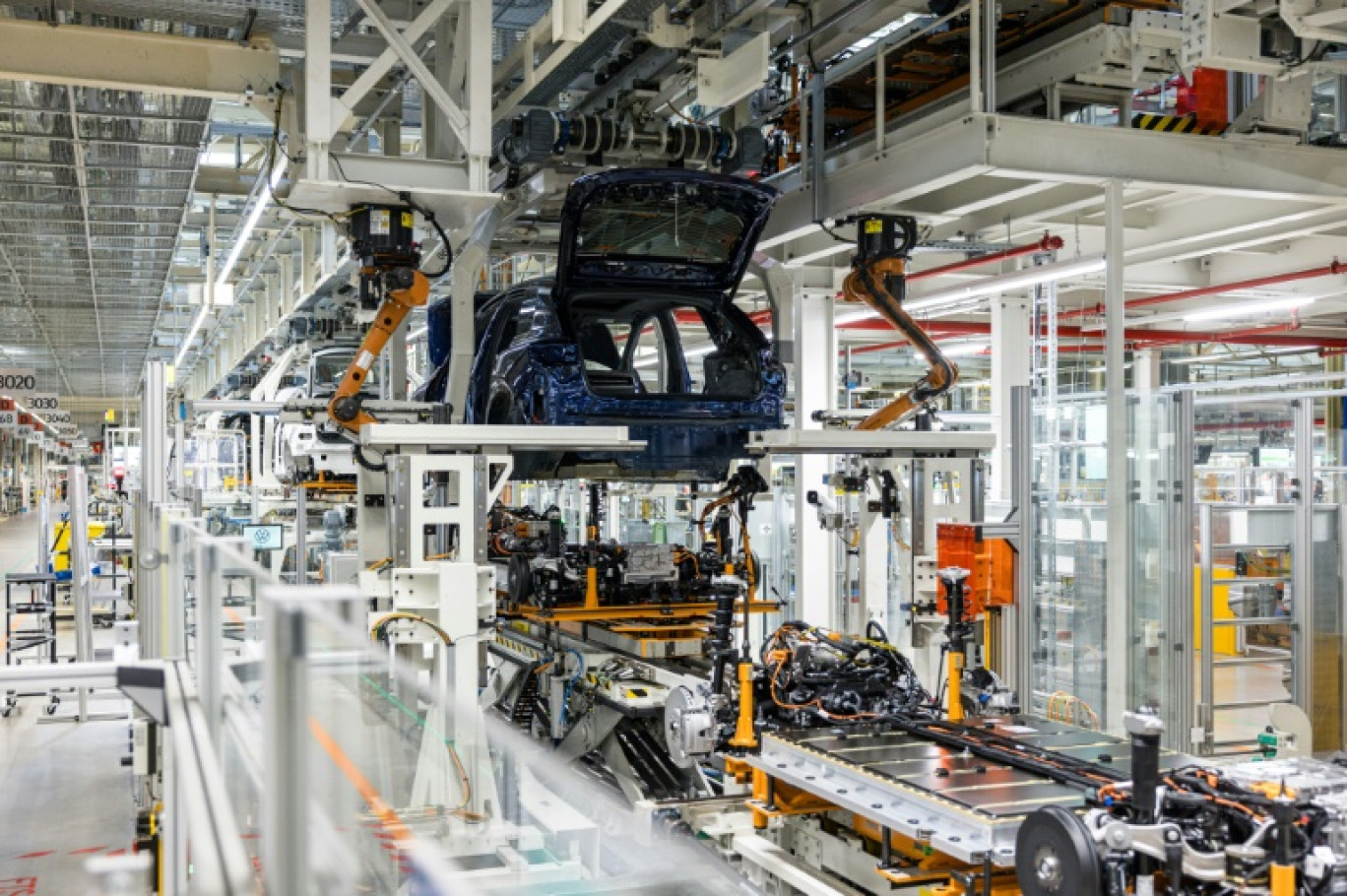 Une voiture électrique sur une ligne de montage à l'usine de production du constructeur automobile allemand Volkswagen, le 20 août 2024 à Zwickau, dans l'est de l'Allemagne © JENS SCHLUETER