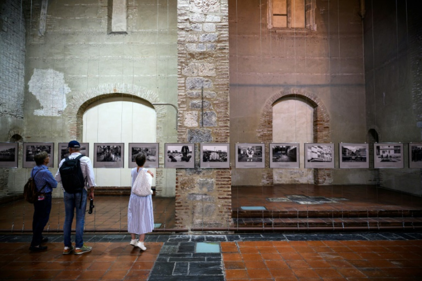 Des visiteurs à l'exposition du photographe italien Paolo Manzo lors de la 36e édition du festival de photographie de presse "Visa pour l'image" à Perpignan, le 2 septembre 2024 dans les Pyrénées-Orientales © Lionel BONAVENTURE