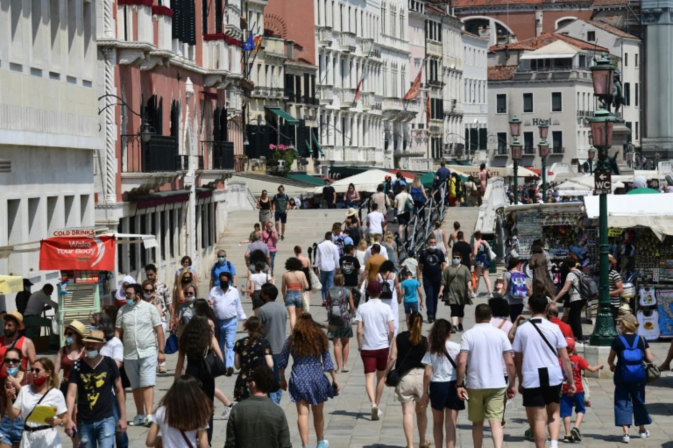 Des touristes près des canaux à Venise, le 5 juin 2021 © MIGUEL MEDINA