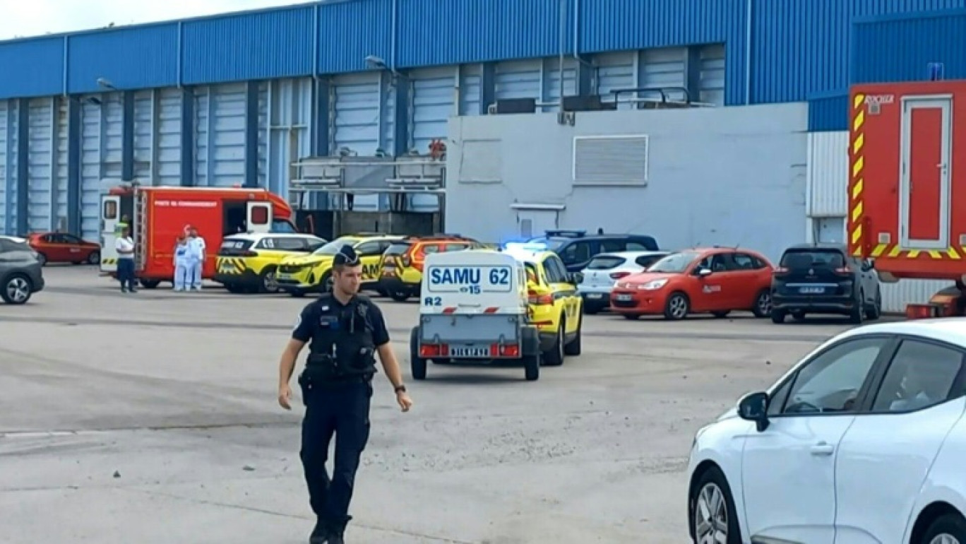 Une migrante blessée dans le naufrage d'une embarcation de fortune dans la Manche est prise en charge à Boulogne-sur-Mer le 3 septembre 2024 © Denis Charlet