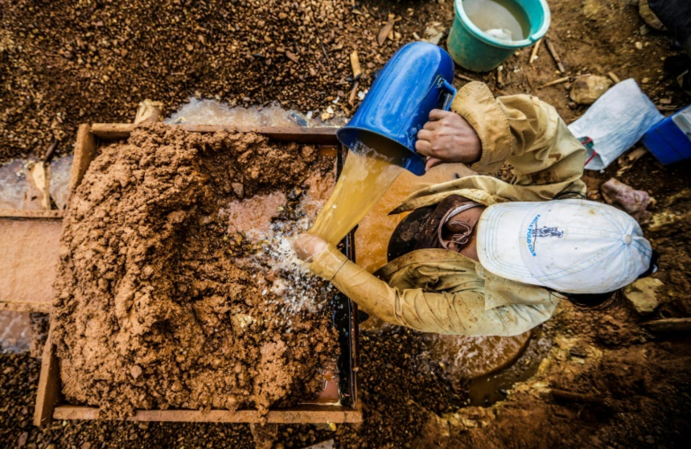 Une femme lave des roches pour extraire de l'or à la mine Laguna Azul, près de la ville de Rosita, au  Nicaragua, le 6 mars 2017. © INTI OCON