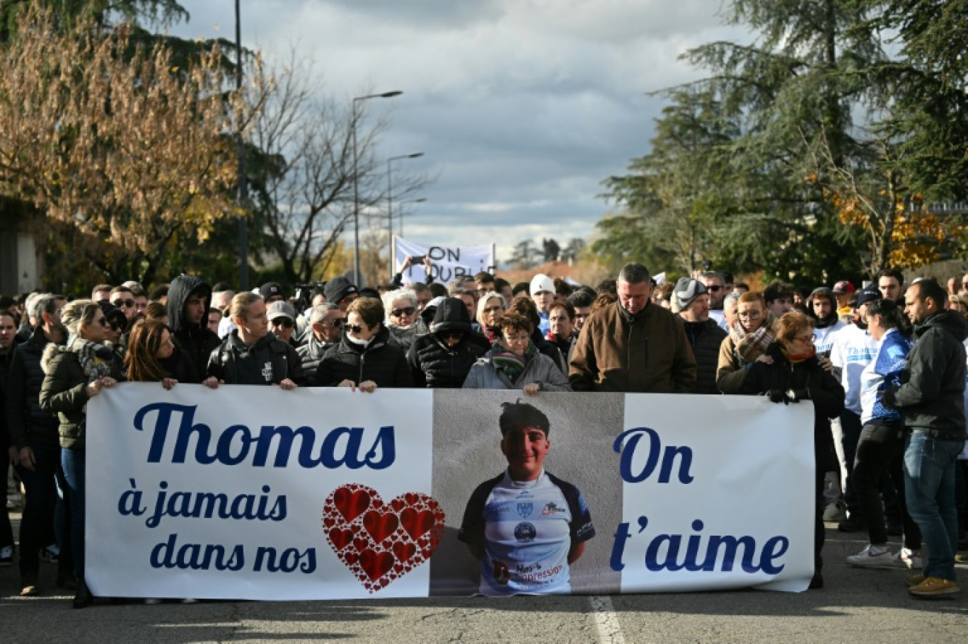 Une marche à la mémoire de Thomas, un lycéen mortellement blessé lors d'un bal à Crépol, le 19 novembre 2023 à Romans-sur-Isère, dans la Drôme © OLIVIER CHASSIGNOLE