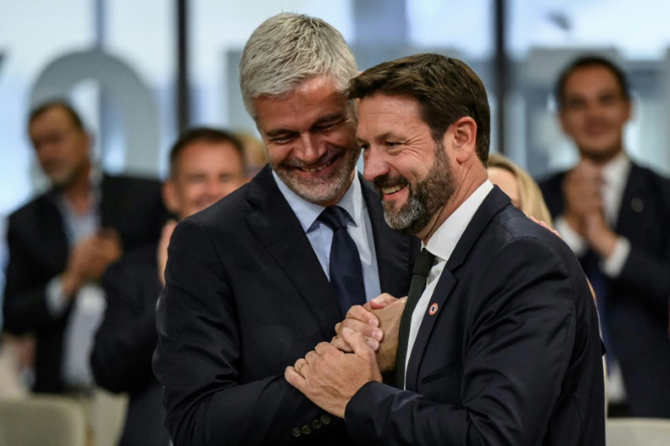 Le maire de Moûtiers, Fabrice Pannekoucke (R), élu président de la région Auvergne Rhône-Alpes, est félicité par son prédécesseur Laurent Wauquiez, le 5 septembre 2024 à Lyon © JEFF PACHOUD