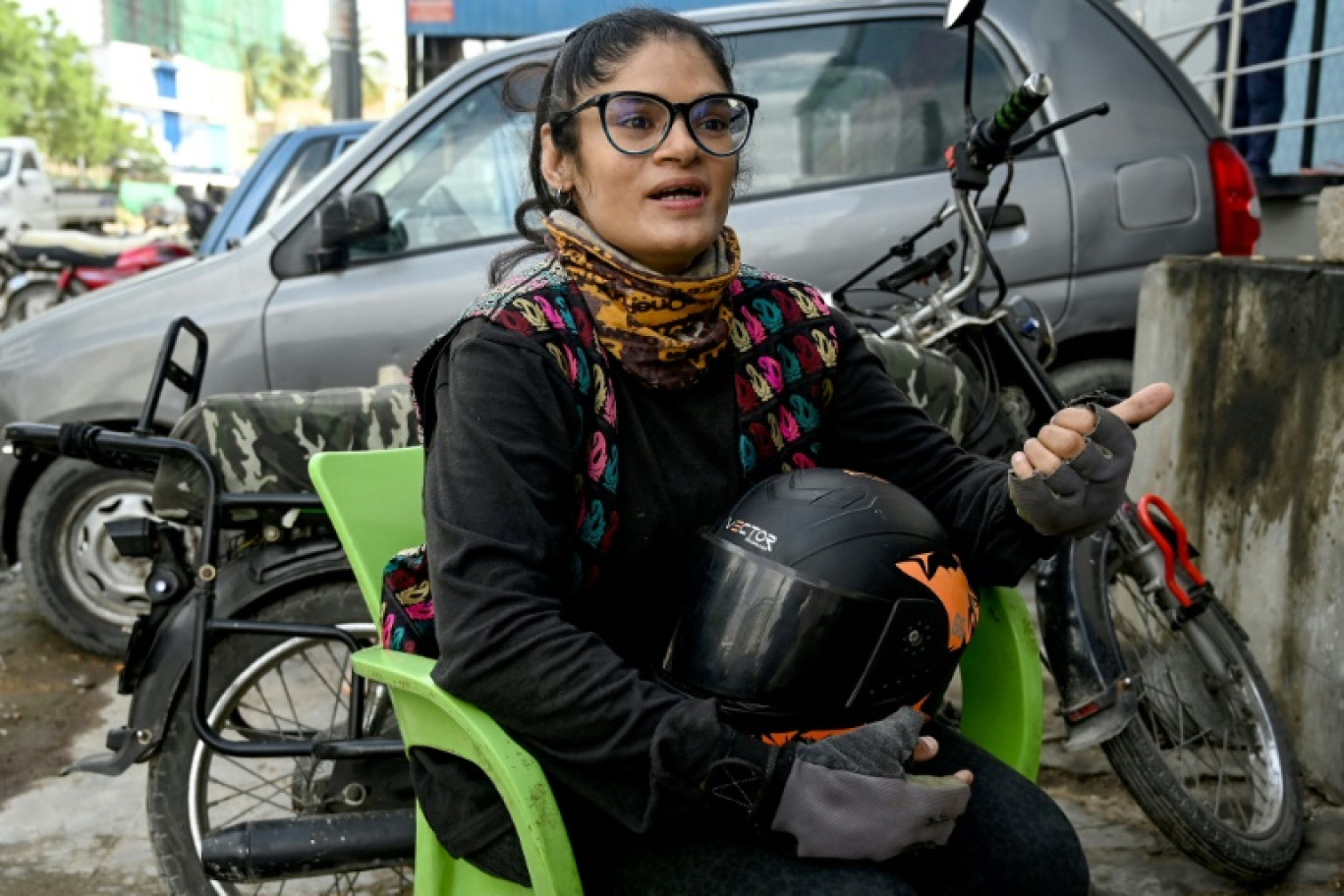 Amina Sohail, employée comme moto-taxi chez Bykea, un fournisseur local de services de covoiturage, lors d'un entretien avec l'AFP à Karachi, le 19 août 202 au Pakistan © Rizwan TABASSUM