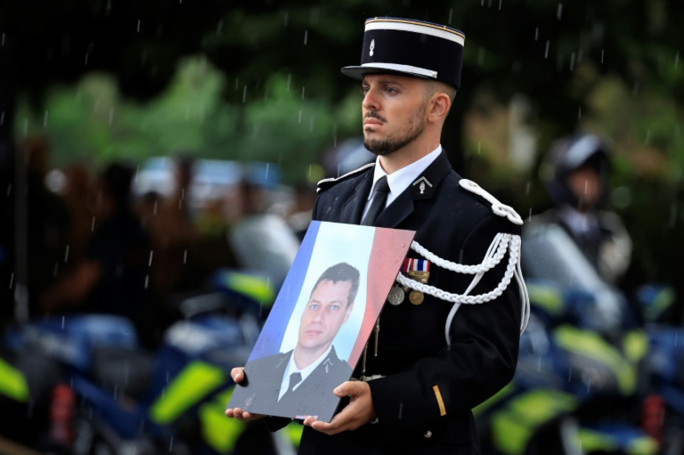 Un portrait du gendarme Eric Comyn, tué par un chauffard récidiviste, lors d'un hommage qui lui est rendu à Nice, le 2 septembre 2024 © Valery HACHE