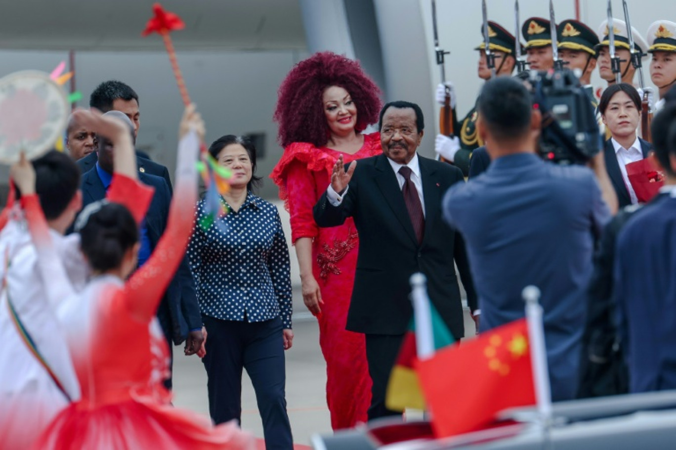 Le président du Cameroun Paul Biya (centre) à son arrivée à Pékin le 4 septembre 2024 pour assister au Forum de la coopération Chine-Afrique © WU HAO