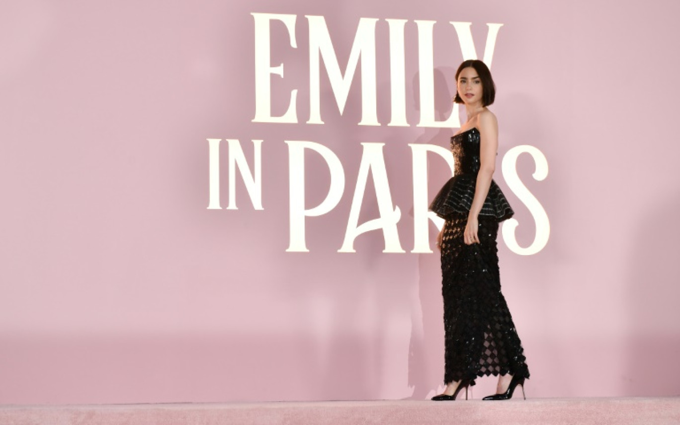 L'actrice américano-britannique Lily Collins assiste à la première de la saison 4 de "Emily in Paris" de Netflix, partie 1, à l'Egyptian Theatre de Los Angeles, le 14 août 2024. © Valerie Macon