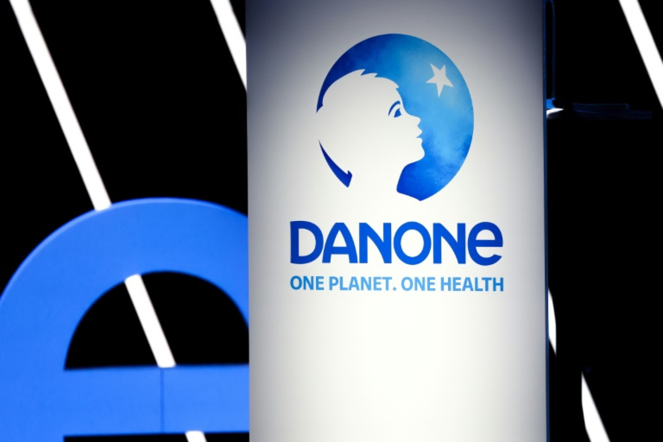 Le logo de Danone lors d'une assemblée générale du groupe le 25 avril 2024, à Paris © ALAIN JOCARD