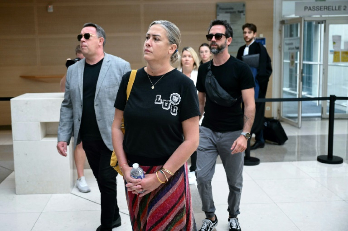 Les enfants de Gisèle Pelicot, dont  sa fille Caroline Darian (C), arrivent au palais de justice d'Avignon le 5 septembre 2024 © Christophe SIMON