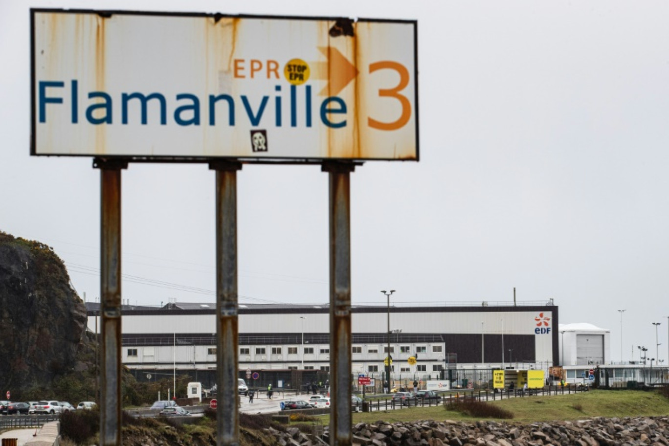 A l'entrée du site nucléaire  de Flavanville, dans la Manche, le 31 mars 2022 © Sameer Al-DOUMY