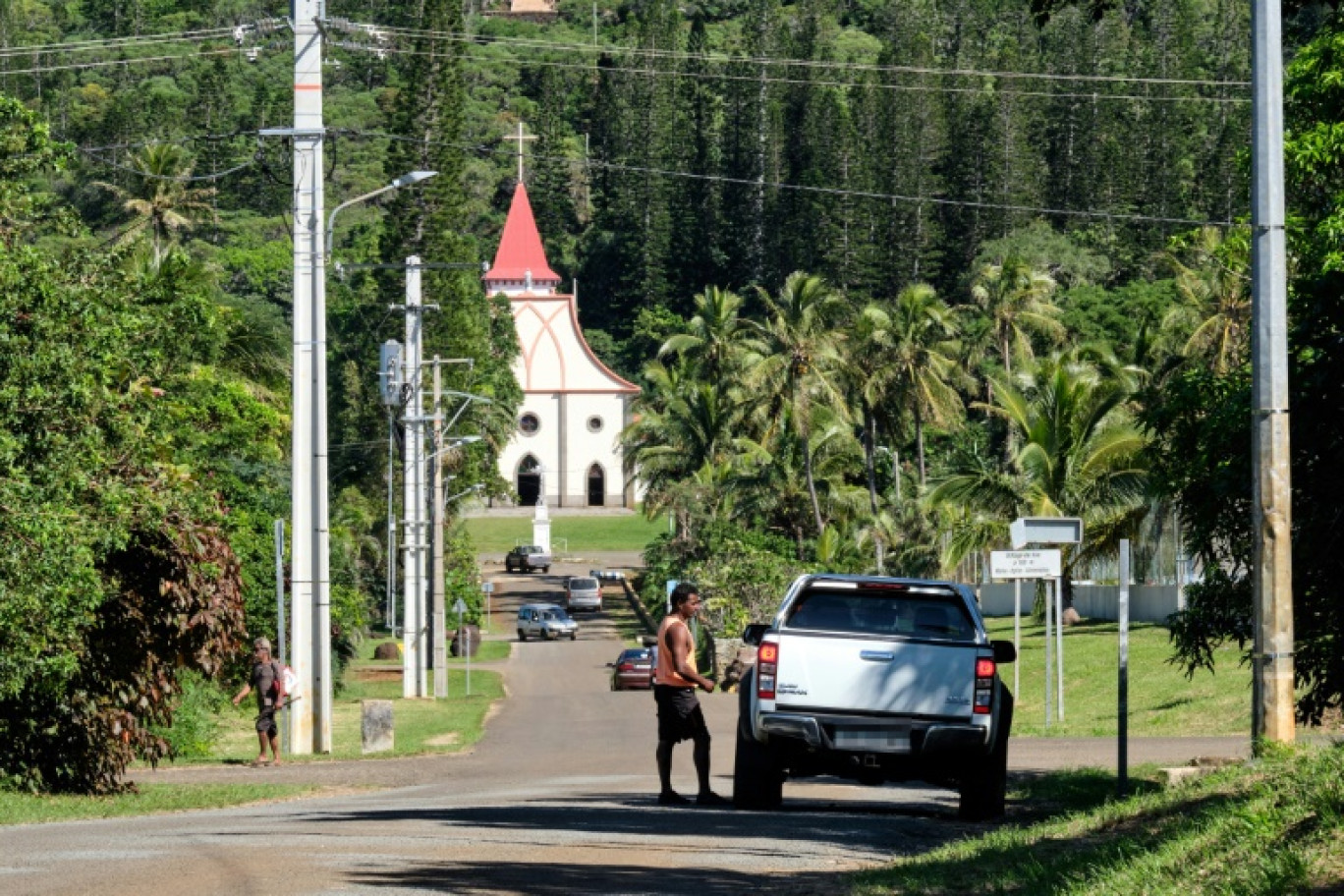 La route menant à l'église Notre-Dame de l'Assomption à Vao, sur l'île des Pins, en Nouvelle-Calédonie, le 17 mai 2021 © Theo Rouby