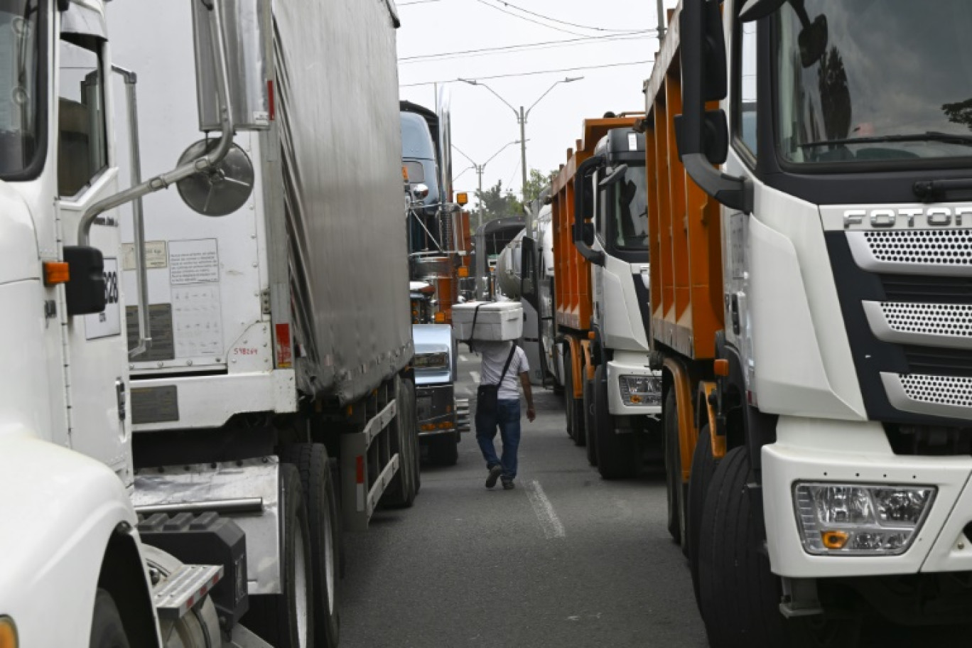 Un barrage de camionneurs manifestant contre l'augmentation du prix du diesel à Cali, en Colombie, le 5 septembre 2024 © JOAQUIN SARMIENTO