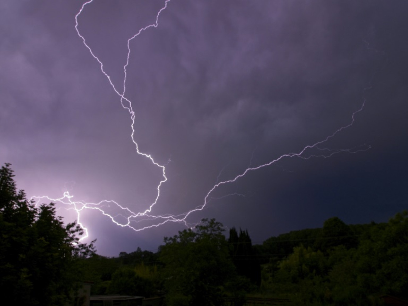 La Drôme et l'Ardèche ont été placés samedi en vigilance orange aux orages, a indiqué Météo-France dans son dernier bulletin, qui maintient également la Dordogne, la Creuse, la Corrèze et la Haute-Vienne en vigilance orange pour pluie-inondation © GUILLAUME SOUVANT