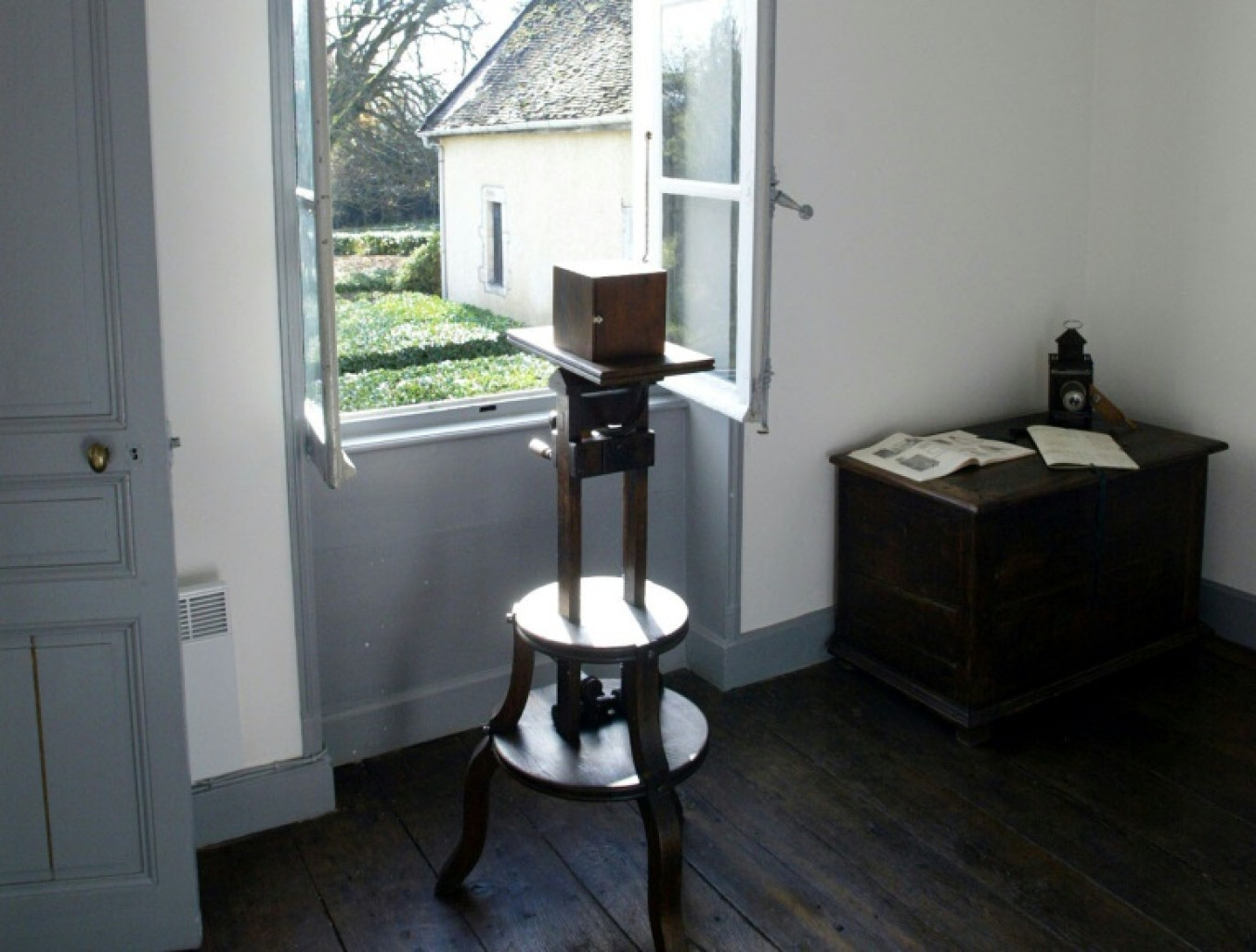 Une pièce de la maison de Nicéphore Niépce, l'inventeur de la photographie, le 14 novembre 2003 à Saint-Loup-de-Varennes, en Saône-et-Loir, )où a été prise pour la première fois au monde une photographie en 1827 © FRED DUFOUR