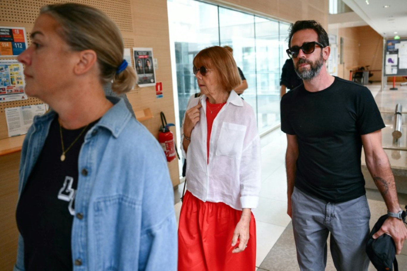 Gisèle P. arrive à la cour criminelle de Vaucluse, avec sa fille Caroline Darian et son fils Florian P., le 5 septembre 2024 à Avignon © Christophe SIMON