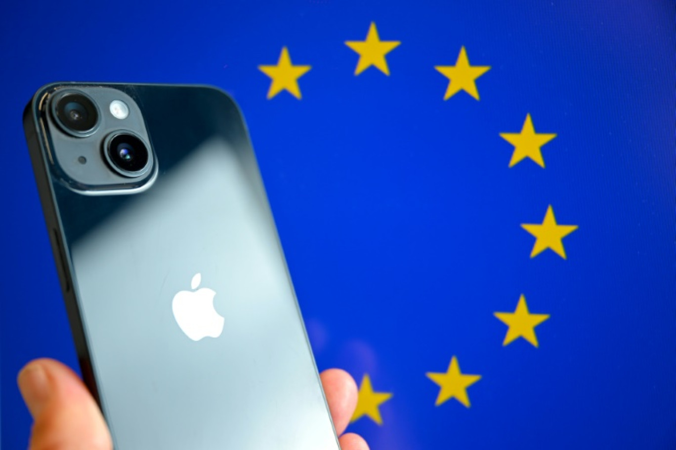 Un iPhone devant le drapeau européen, photo prise le 9 septembre 2024 © Nicolas TUCAT