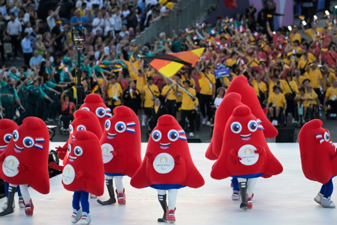 Moquée par certains lors de son lancement, la mascotte Phryge s'est imposée comme la star incontestée des produits dérivés de Paris 2024 © Bertrand GUAY