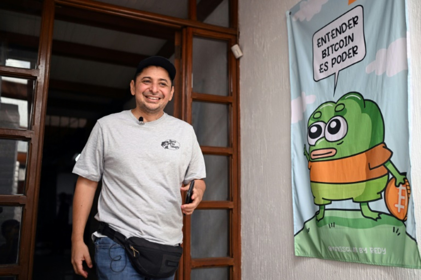 Napoleón Osorio, qui est passé de chauffeur de taxi à entrepreneur, quitte le siège de l'ONG Mi Primer Bitcoin à San Salvador le 4 septembre 2024 © Marvin RECINOS