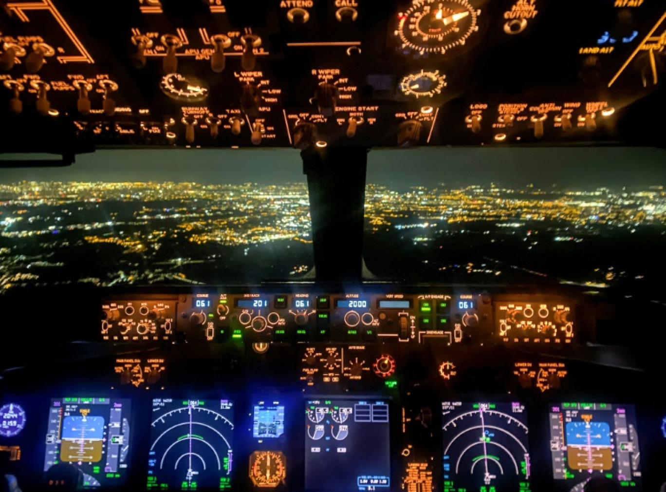 Le cockpit du Boeing 737-800 sur le vol entre Séville et l'aéroport d'Orly de la compagnie Transavia le 6 septembre 2024. © Benoît DUCROCQ