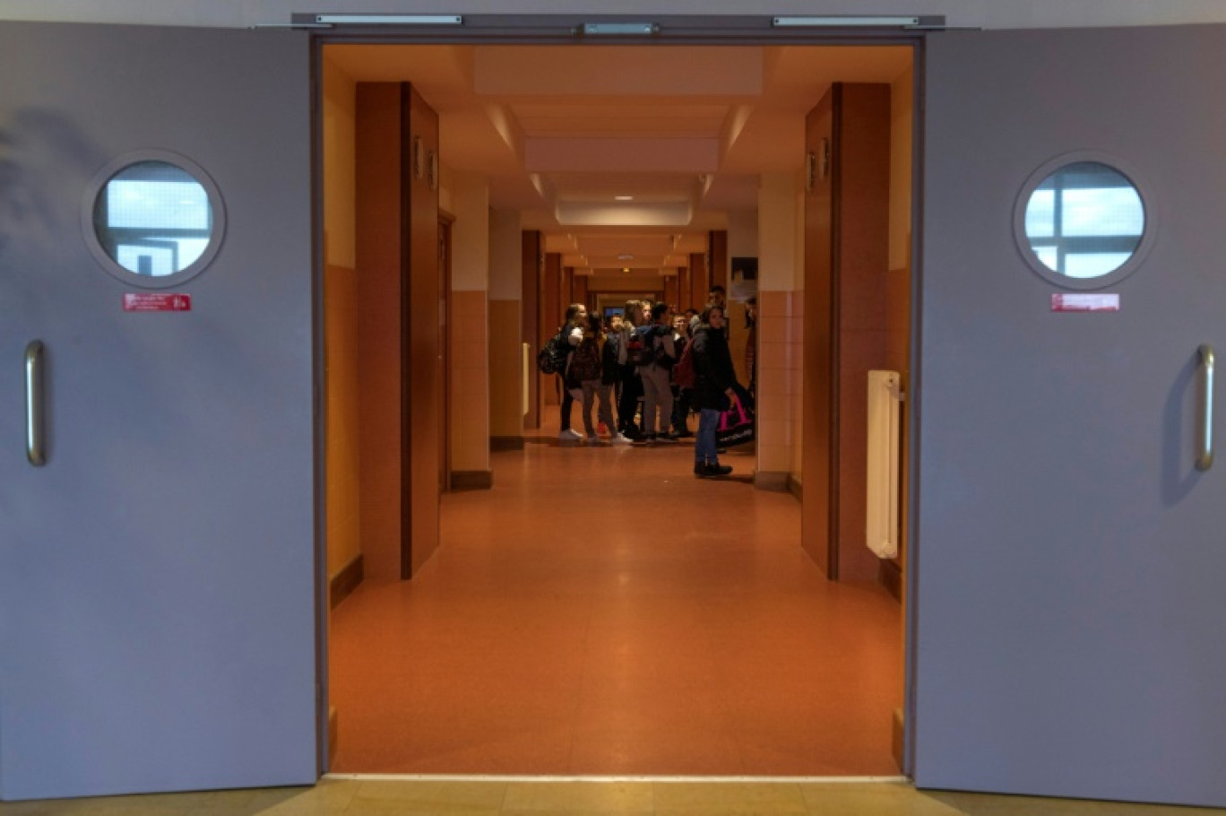 Des élèves attendent dans un couloir du collège Lucien Colon à  Lapalisse (Allier), le  2 décembre 2019. © Thierry Zoccolan