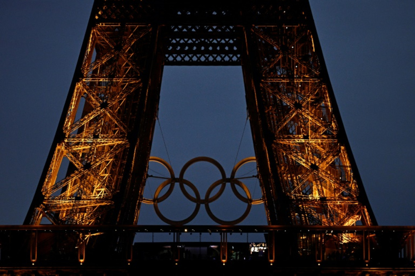 Les anneaux olympiques resteront sur la tour Eiffel jusqu'aux Jeux olympiques de Los Angeles en 2028 © JULIEN DE ROSA