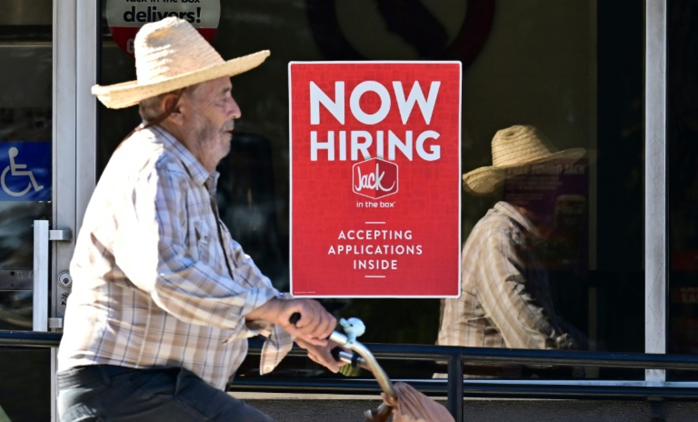 Une affiche de recrutement devant un magasin à San Gabriel (Californie) le 21 août 2024 © Frederic J. BROWN