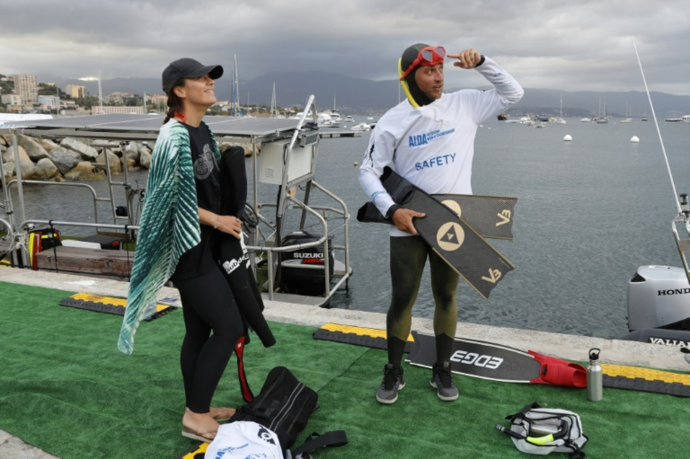 Les apnéistes de sécurité Marine Russo (g) et Arthur Voisin se préparent à sécuriser la plongée des participants aux Mondiaux d'apnée à Ajaccio, sur l'île méditerranéenne française de Corse, le 14 septembre 2024 © Pascal POCHARD-CASABIANCA