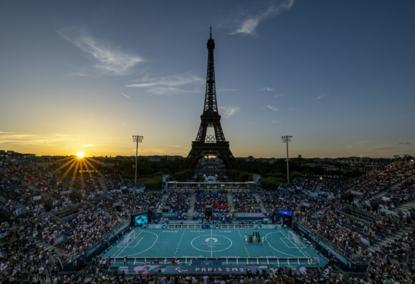 La chanteuse française Santa a lancé la cérémonie de clôture des Jeux paralympiques par une reprise en version symphonique de "Vivre pour le meilleur", standard de Johnny Hallyday, incontournable des stades pendant tout l'été olympique, le 8 septembre 2024 au Stade de France © Thibaud Moritz