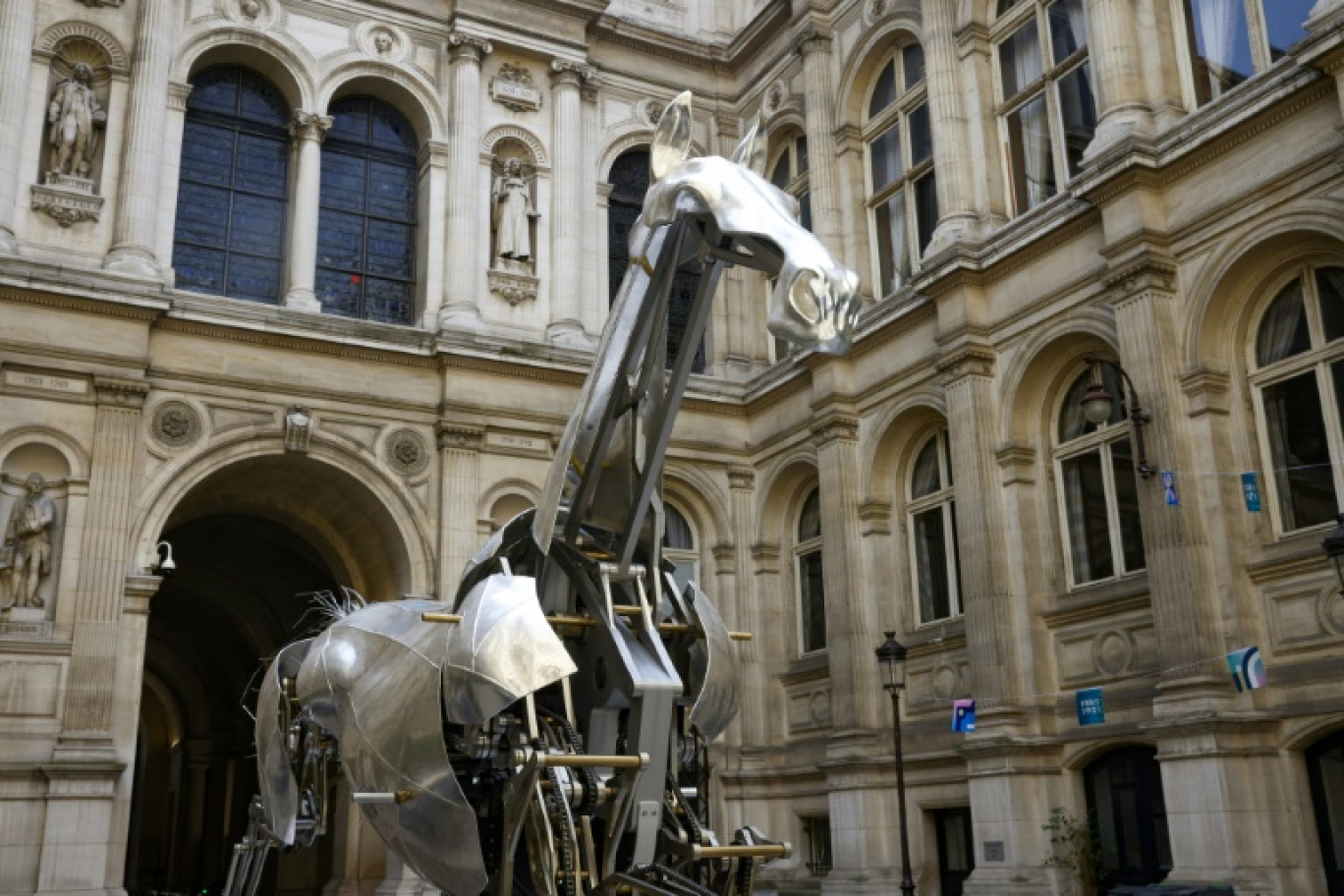 Zeus, le cheval en métal de la cérémonie d'ouverture des Jeux Olympiques de Paris 2024, exposé dans la cour de l'Hôtel de Ville, le 29 août 2024 à Paris © GEOFFROY VAN DER HASSELT